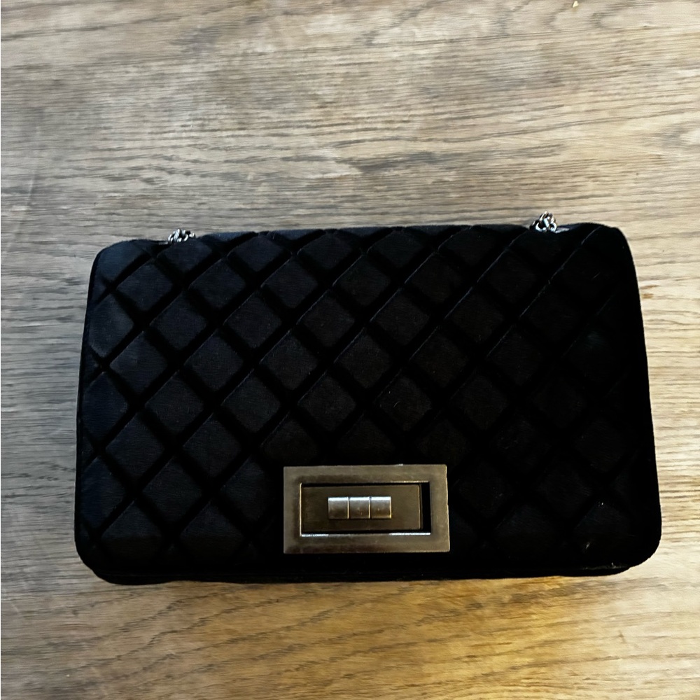 Elegant Black Quilted Women's Bag